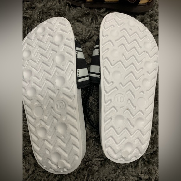 Bundle of 4 pair of Toddler Slides/Sandals - Picture 6 of 9